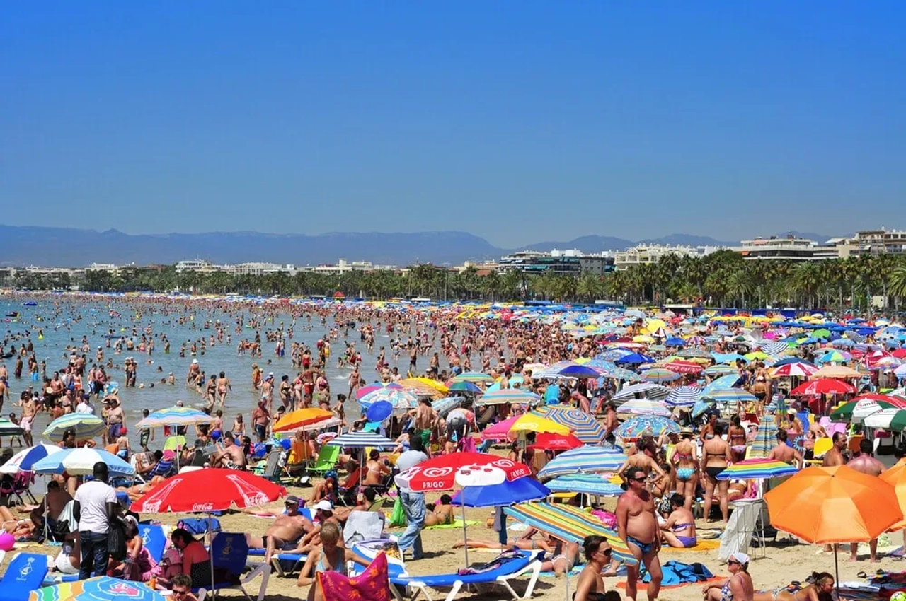 vista aerea da praia de salou sobrelotada