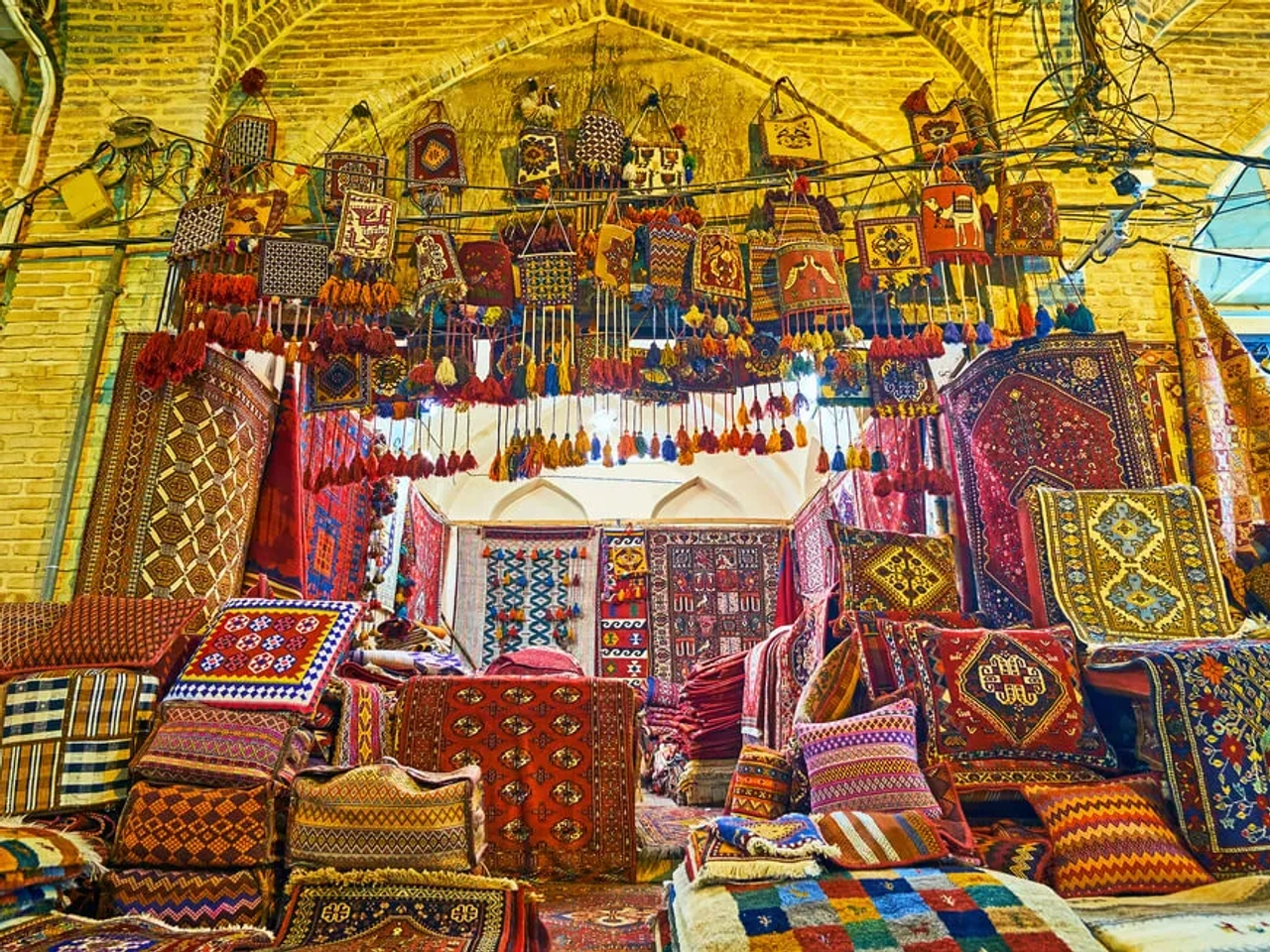 tapetes à venda num souk iraniano