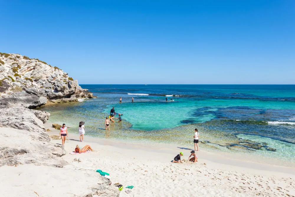 pessoas a desfrutar da praia de basin