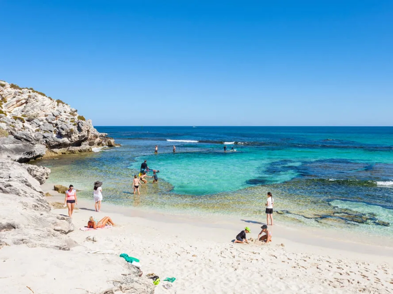 pessoas a desfrutar da praia de basin