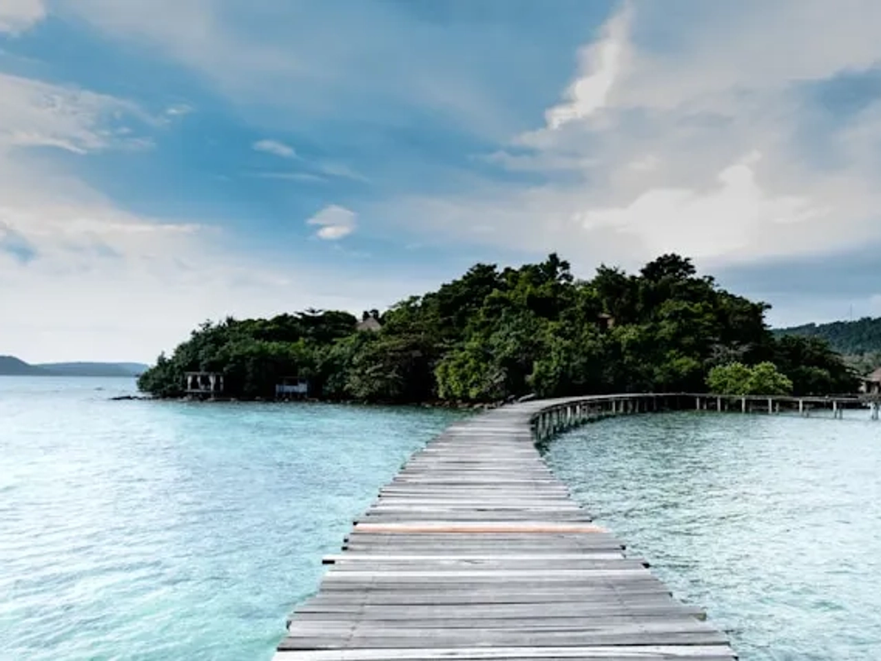 vista de uma praia com um passadiço em Sihanoukville no cambodja