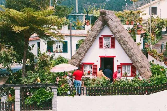 casa típica da madeira em santana