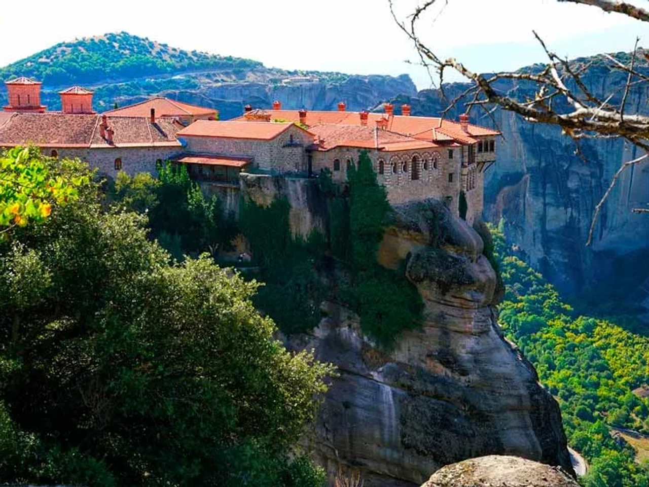Mosteiro em Meteora, Grécia, situado sobre uma formação rochosa imponente.