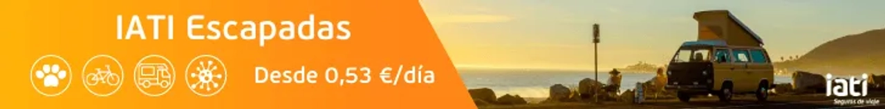 Publicidad de IATI Escapadas con una furgoneta en un paisaje costero.