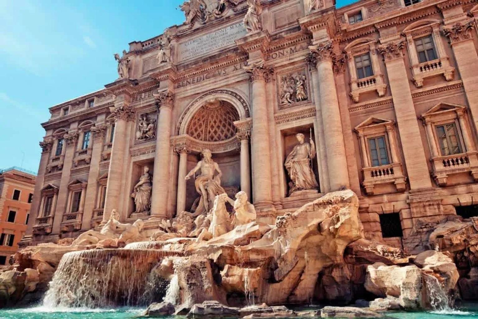 Fuente de Trevi en Roma, con esculturas y agua fluyendo.