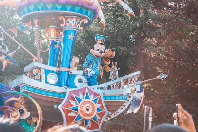 parade of the stars na disneyland tokio com o mickey e o pateta 