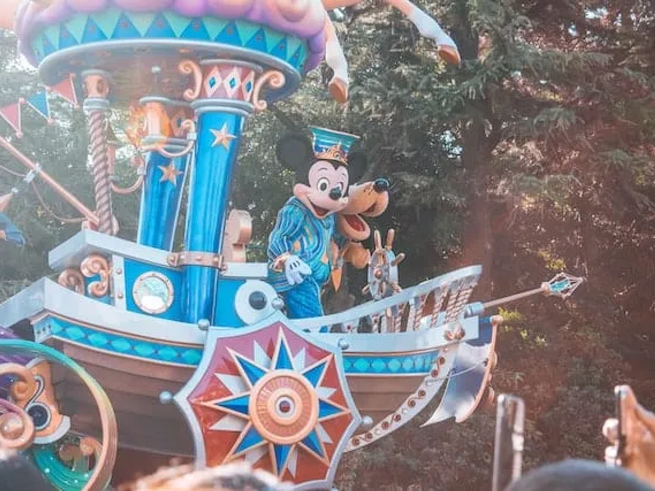 parade of the stars na disneyland tokio com o mickey e o pateta