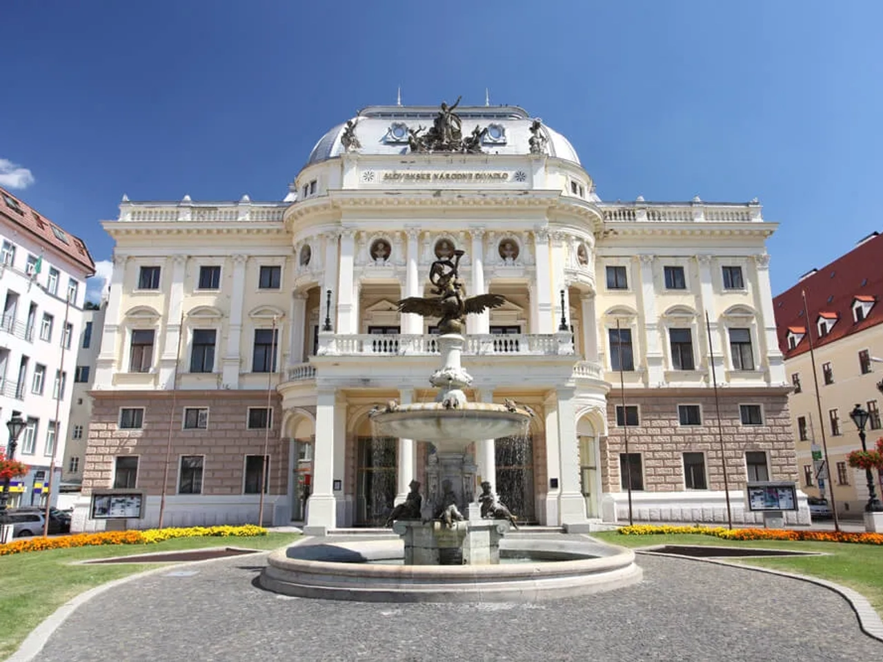 fachada principal do teatro nacional da eslovaquia