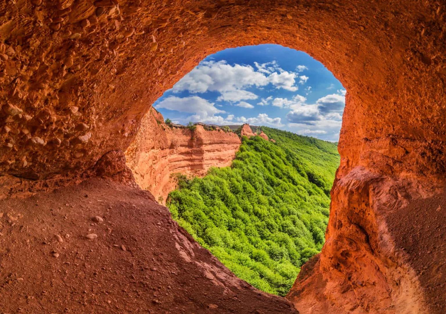 las medulas desde interior de gruta