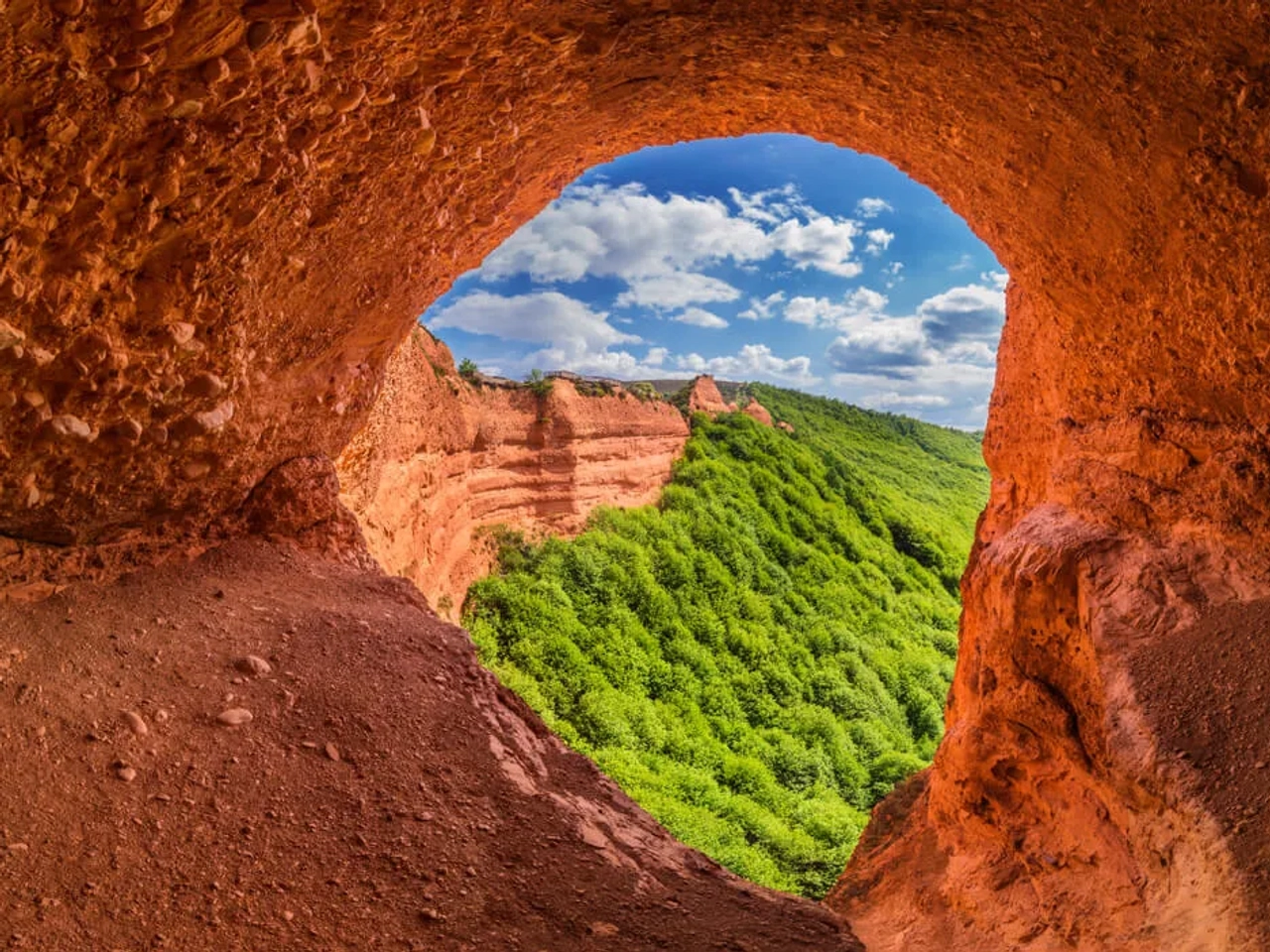 las medulas desde interior de gruta