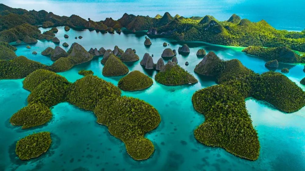 vista aérea das ilhas de raja ampat na indonesia