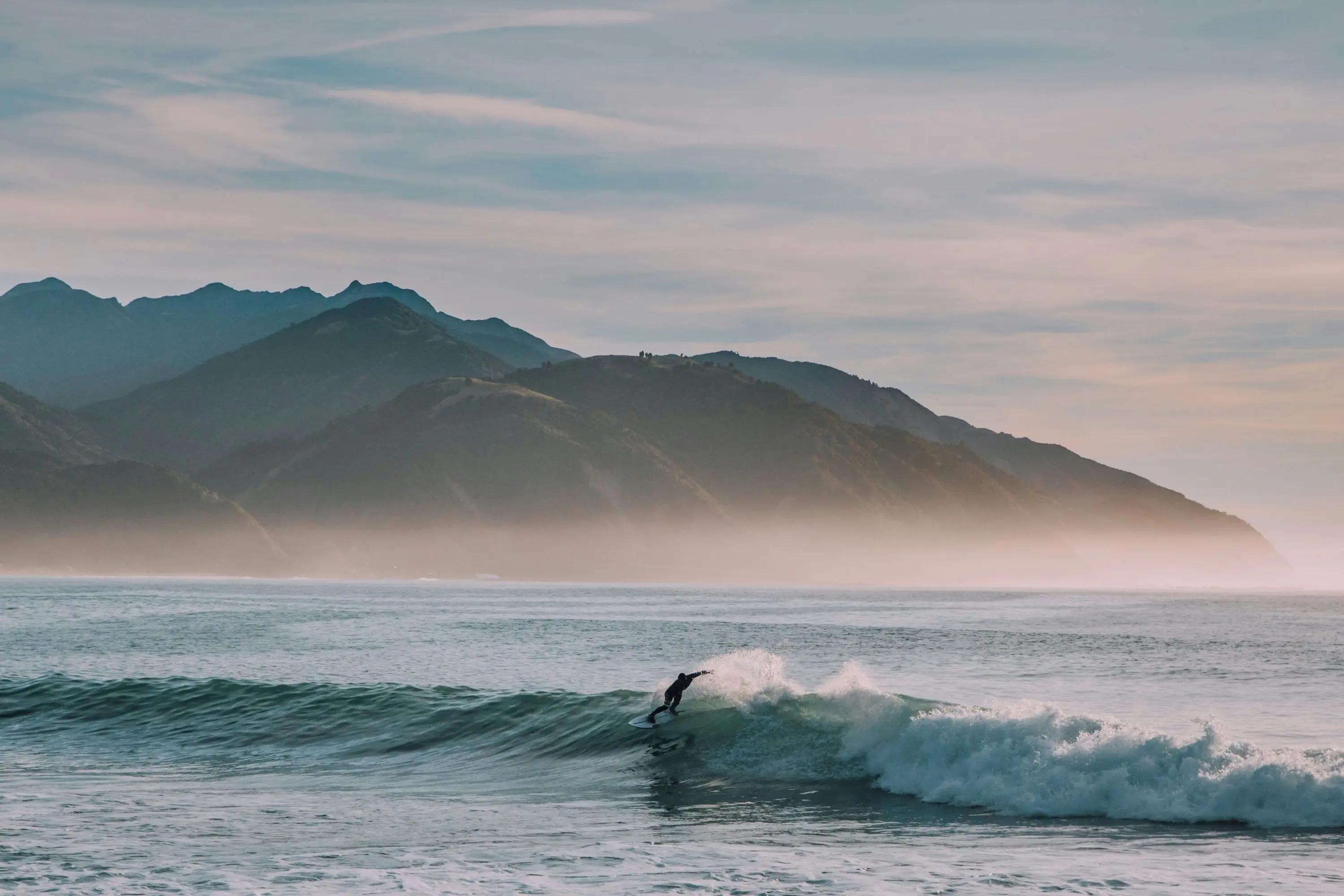 Seguro de viagem para surf: o que cobre e como escolher