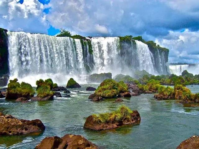 Cataratas de Iguazú con la impresionante caída de agua de la Garganta del Diablo.