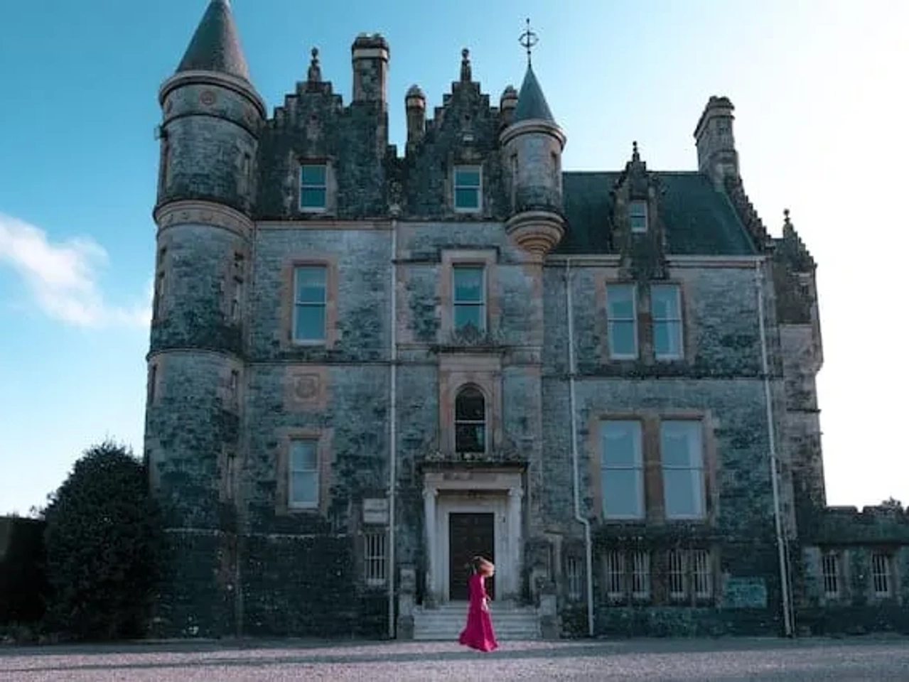Mulher com um vestido vermelho no Castelo de Blarney, Cork, Irlanda