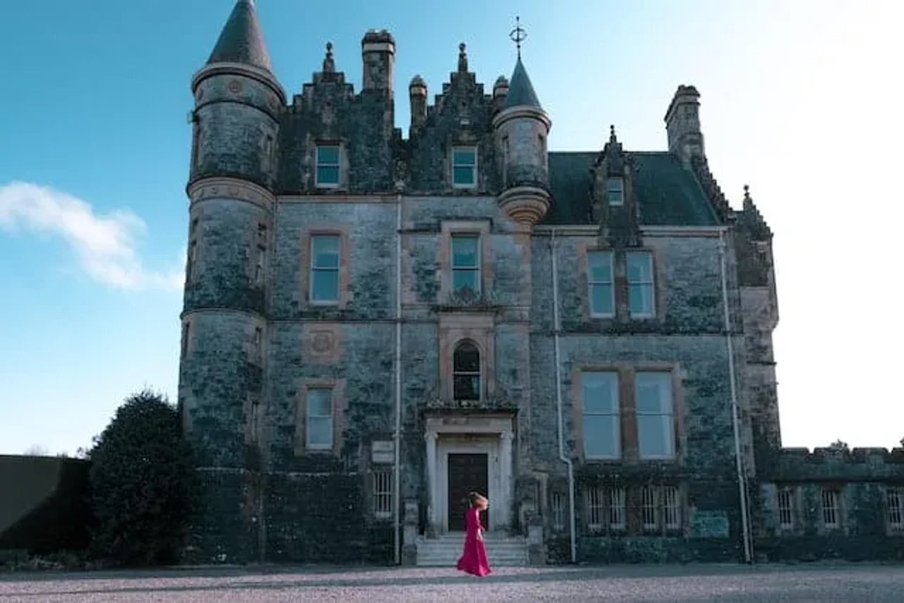 Mulher com um vestido vermelho no Castelo de Blarney, Cork, Irlanda