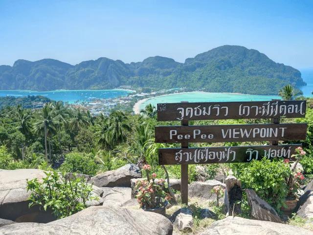 vista para placas com direções sob as ilhas phi phi na tailandia 