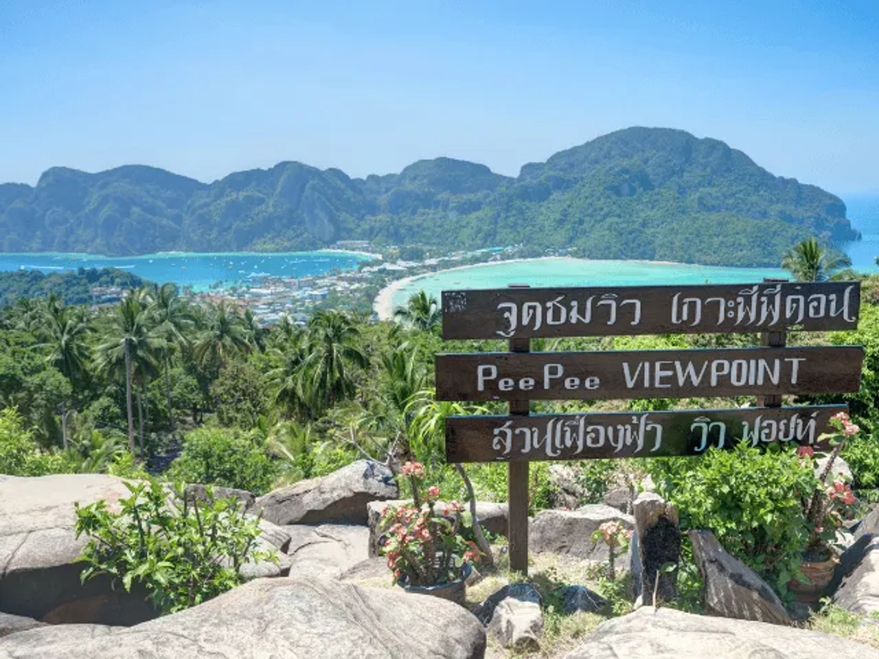 vista para placas com direções sob as ilhas phi phi na tailandia