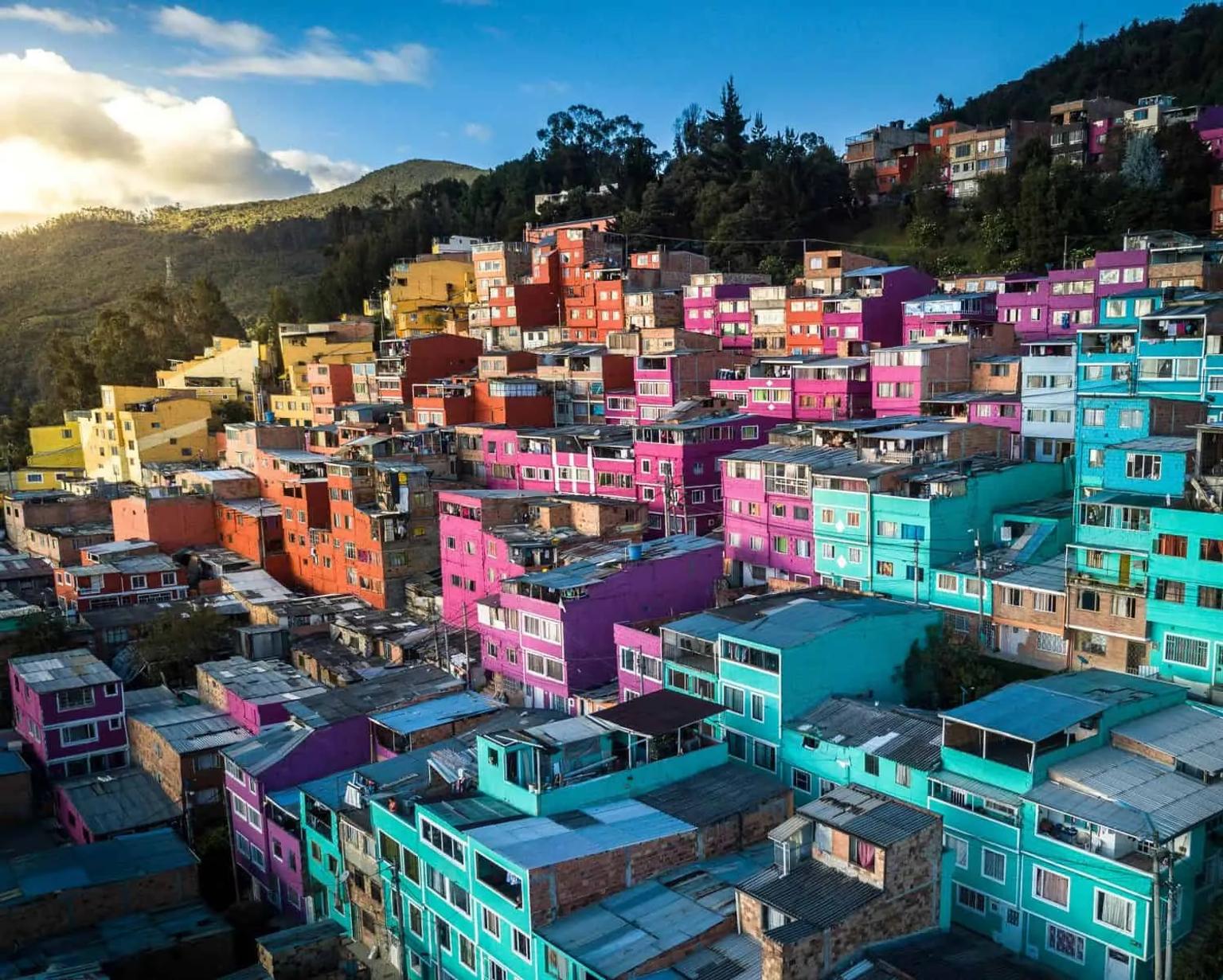 Vista aérea de casas coloridas em uma colina na Colômbia.