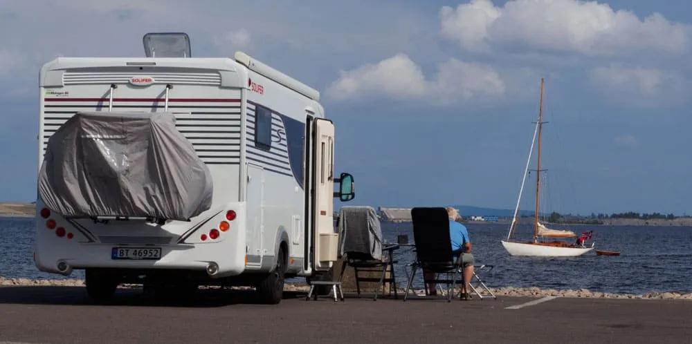diferencias entre pernoctar, estacionar o acampar