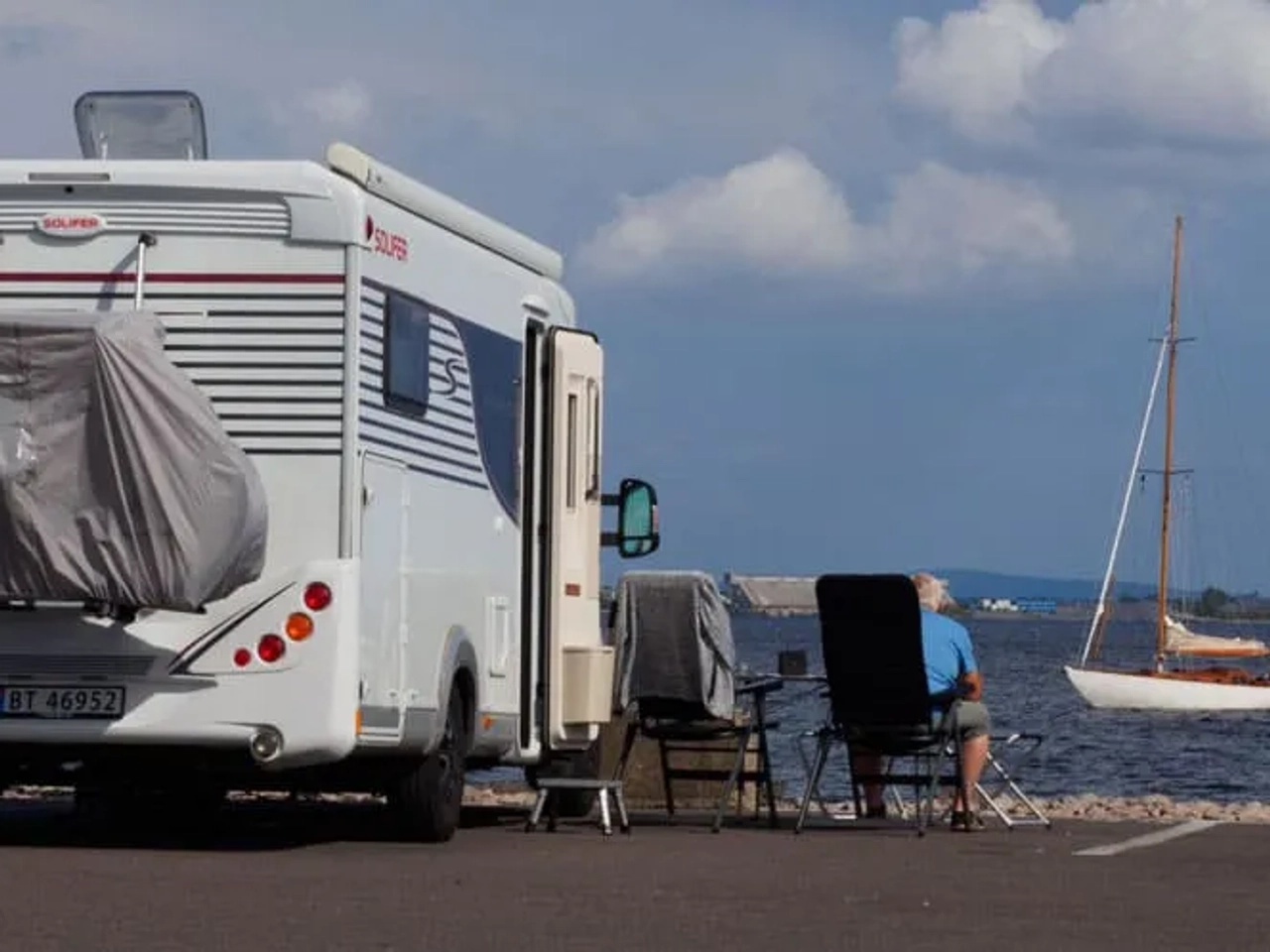 diferencias entre pernoctar, estacionar o acampar