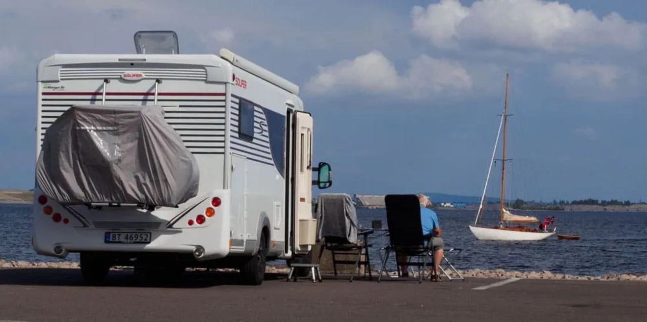 diferencias entre pernoctar, estacionar o acampar