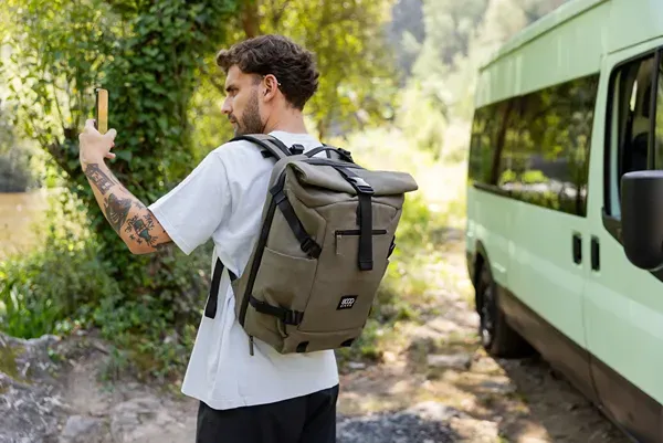 Chico joven con mochila de 8000kicks