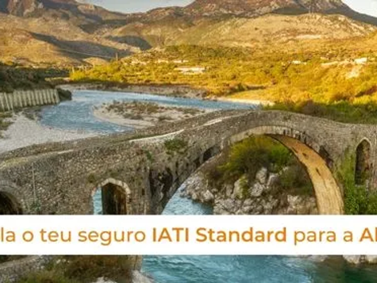 Ponte histórica sobre um rio em uma paisagem montanhosa da Albânia.