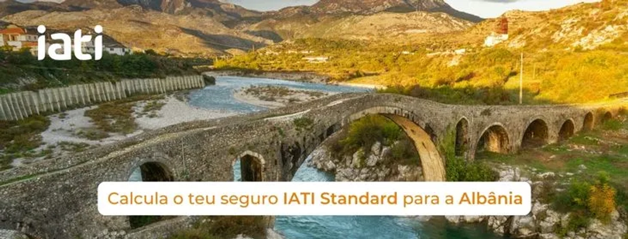 Ponte histórica sobre um rio em paisagem montanhosa da Albânia.