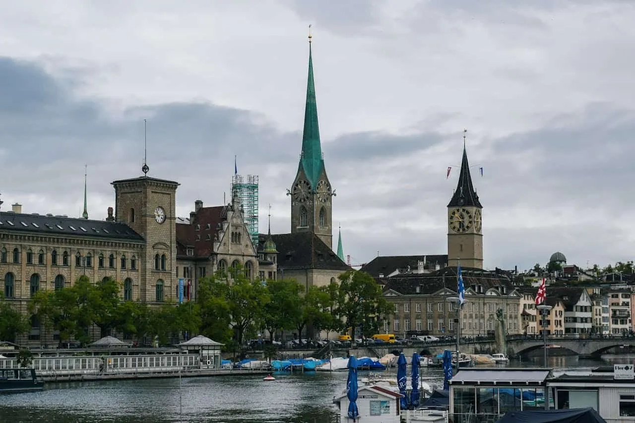 Vista do centro histórico de Zurique junto ao rio Limmat.