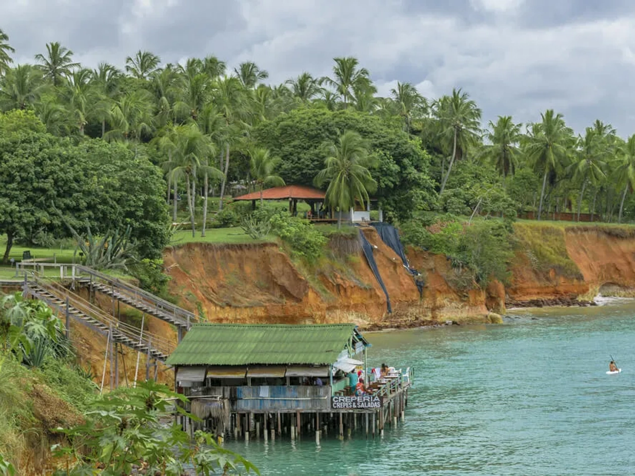 casa na beira do lago