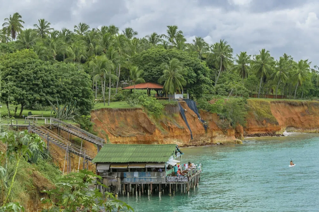 casa na beira do lago