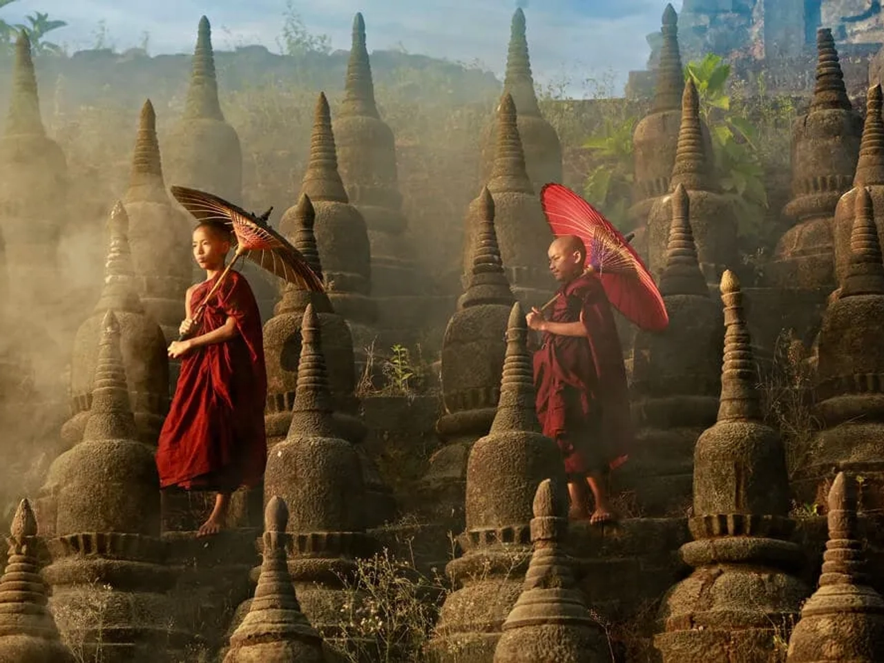 dois monges jovens num templo do myanmar
