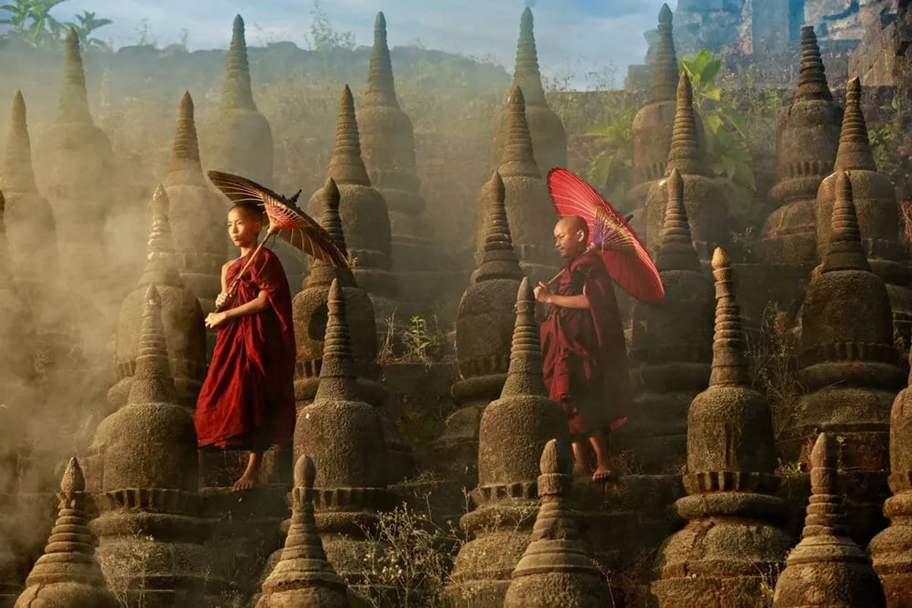 dois monges jovens num templo do myanmar
