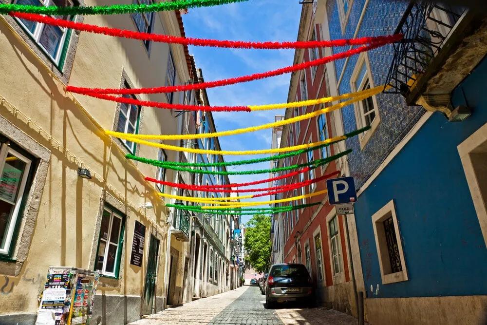 ruas de alfama decoradas para o santo antonio