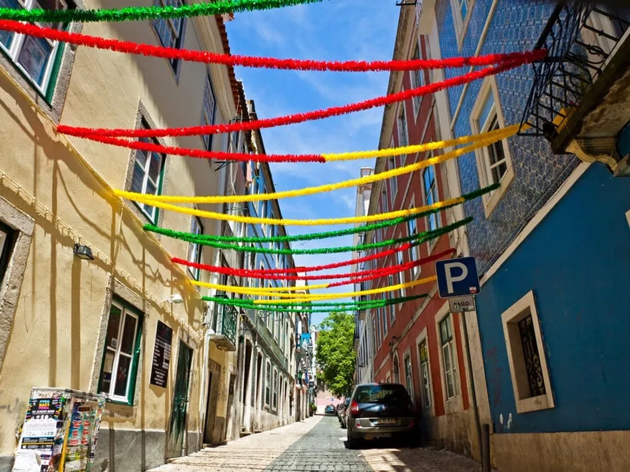 ruas de alfama decoradas para o santo antonio