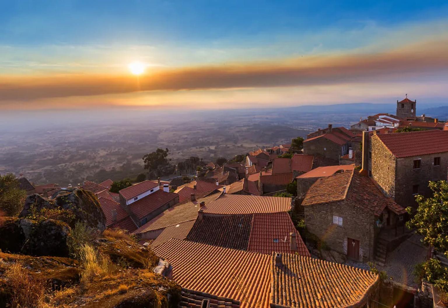 vista panoramica da aldeia de monsato ao anoitecer