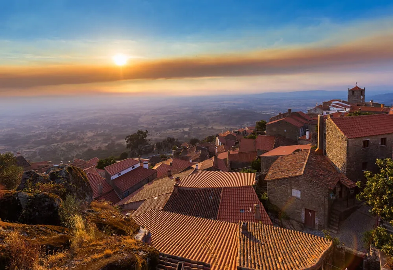 vista panoramica da aldeia de monsato ao anoitecer