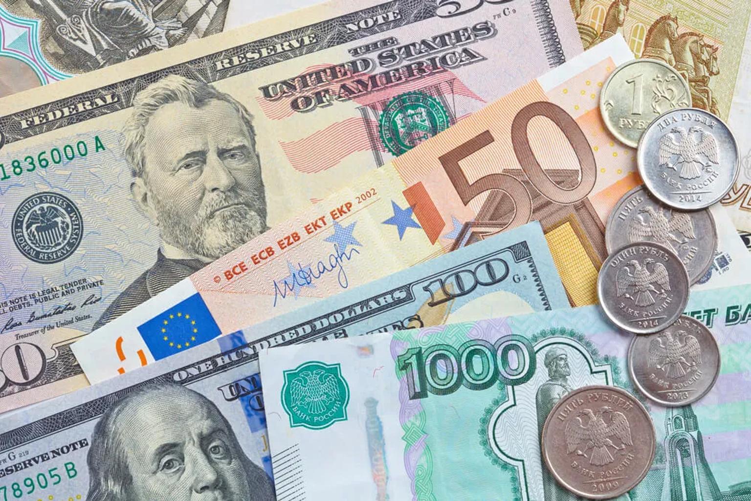 notas e moedas de várias divisas