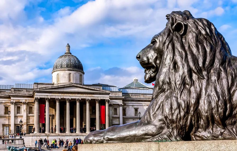 leao de trafalgar square e national gallery ao fundo