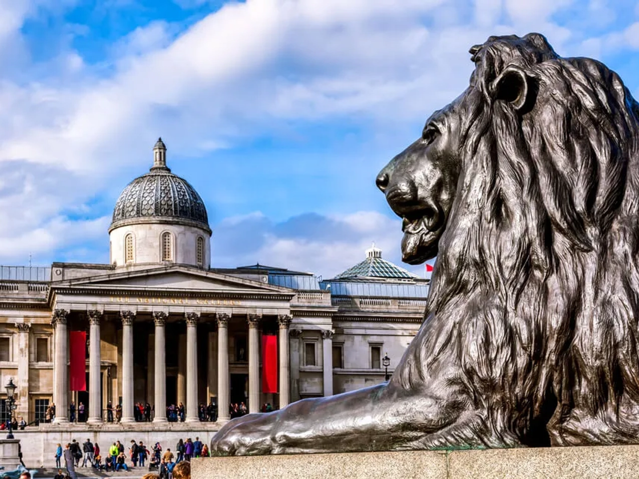 leao de trafalgar square e national gallery ao fundo