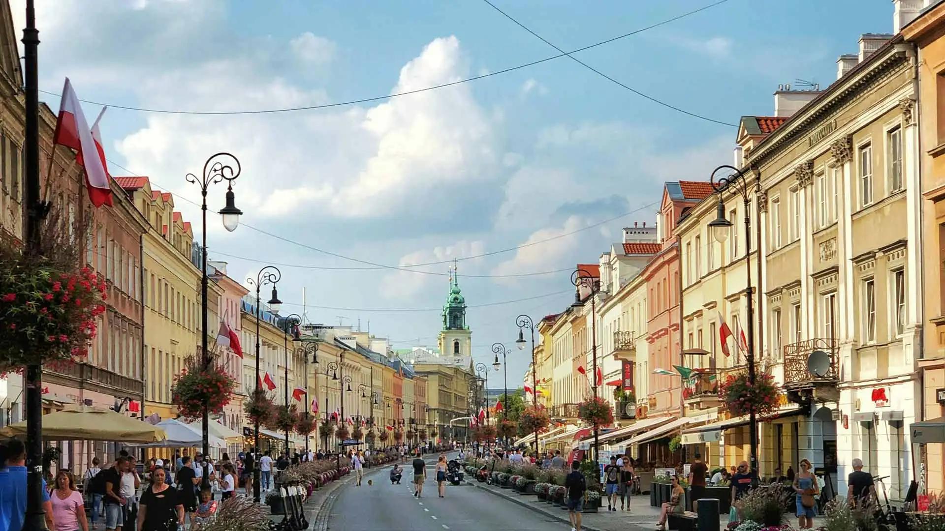 una calle de una ciudad de polonia con banderas