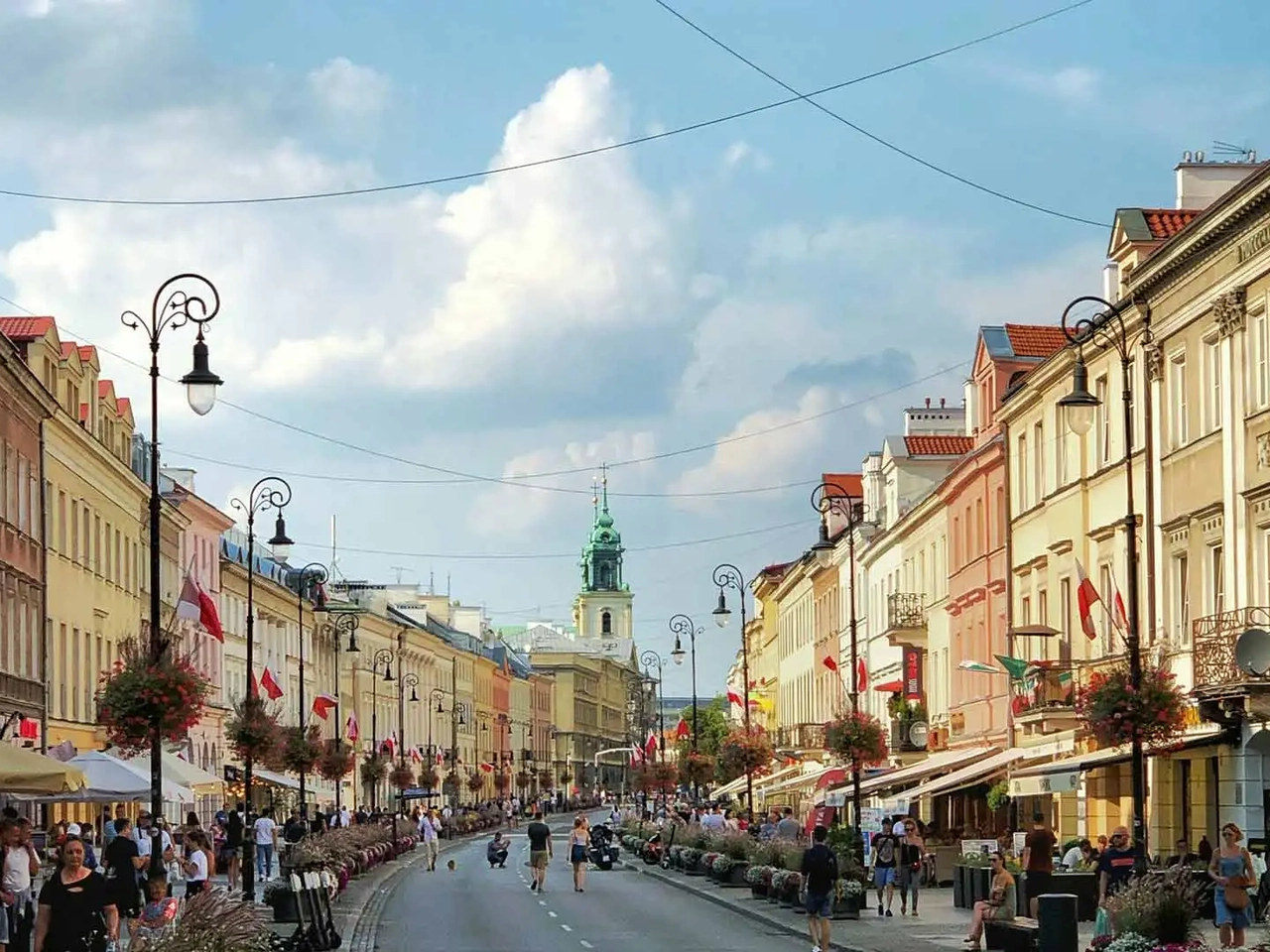 una calle de una ciudad de polonia con banderas