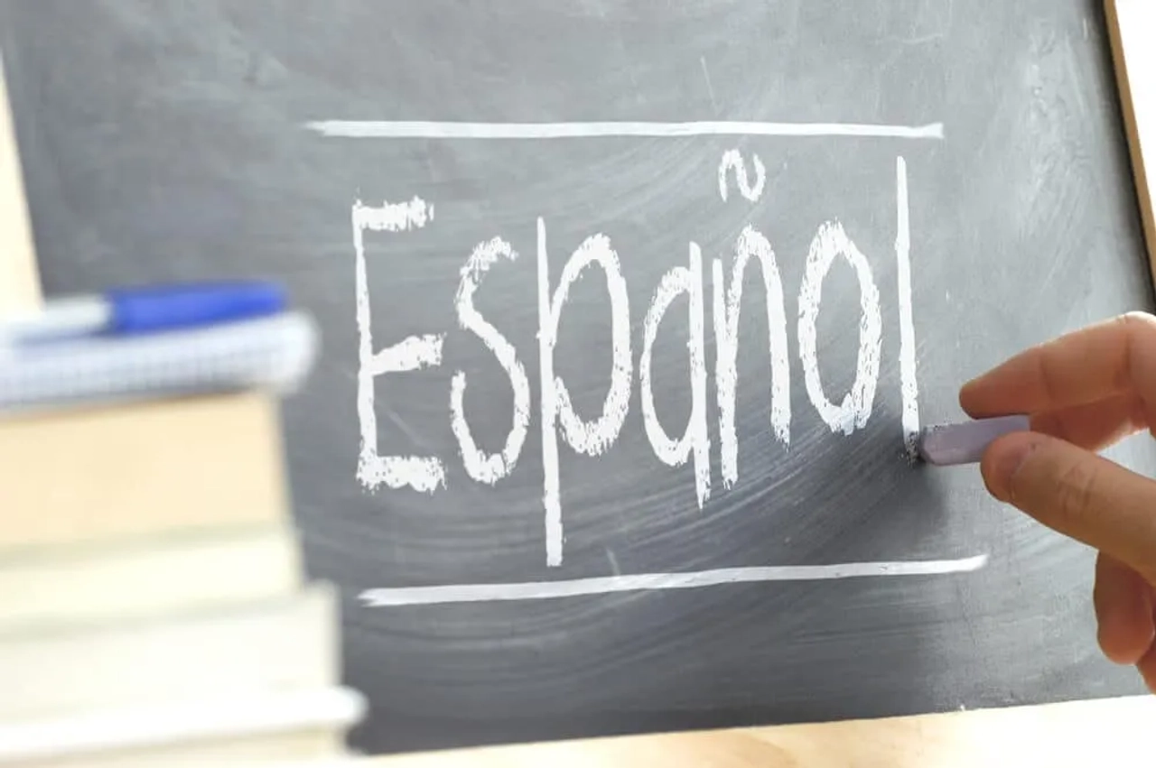 ardosia com a palavra español escrita em giz brando