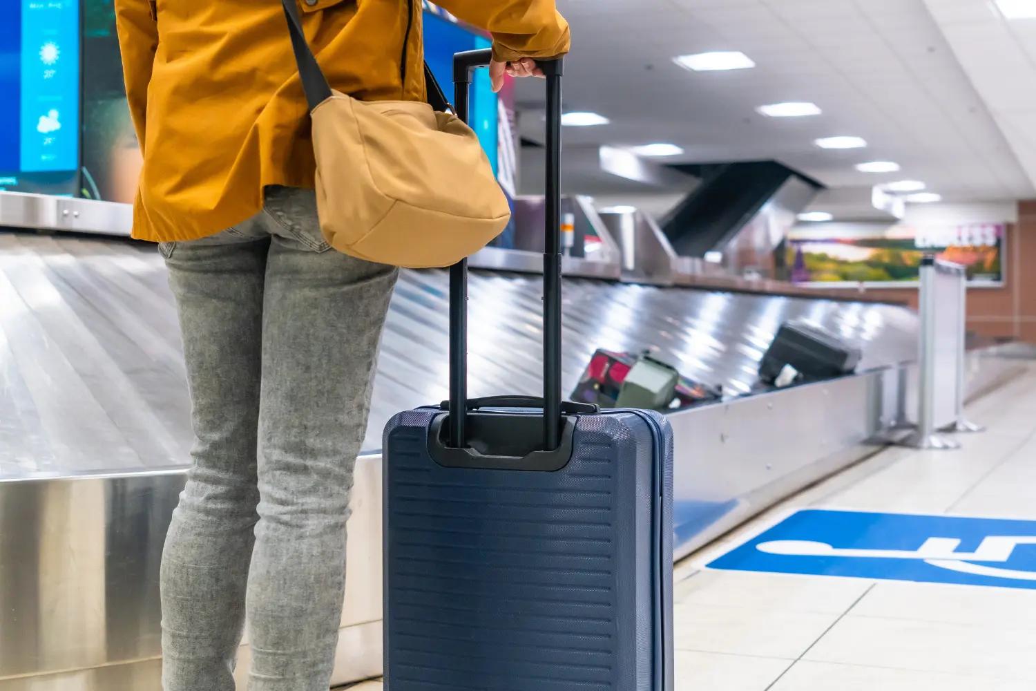 mulher com problemas com bagagem no aeroporto