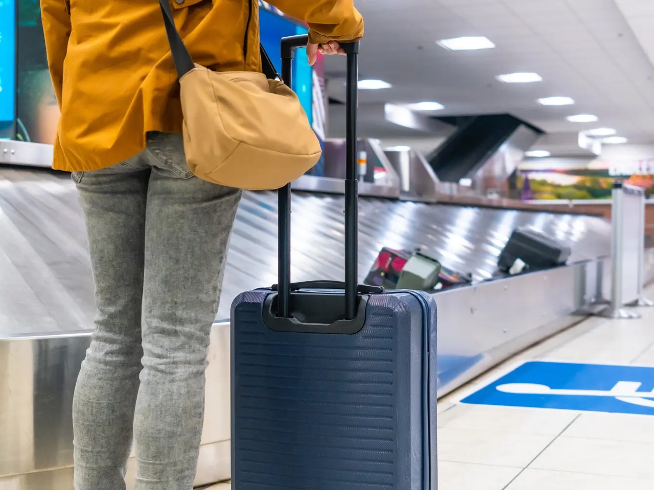 mulher com problemas com bagagem no aeroporto