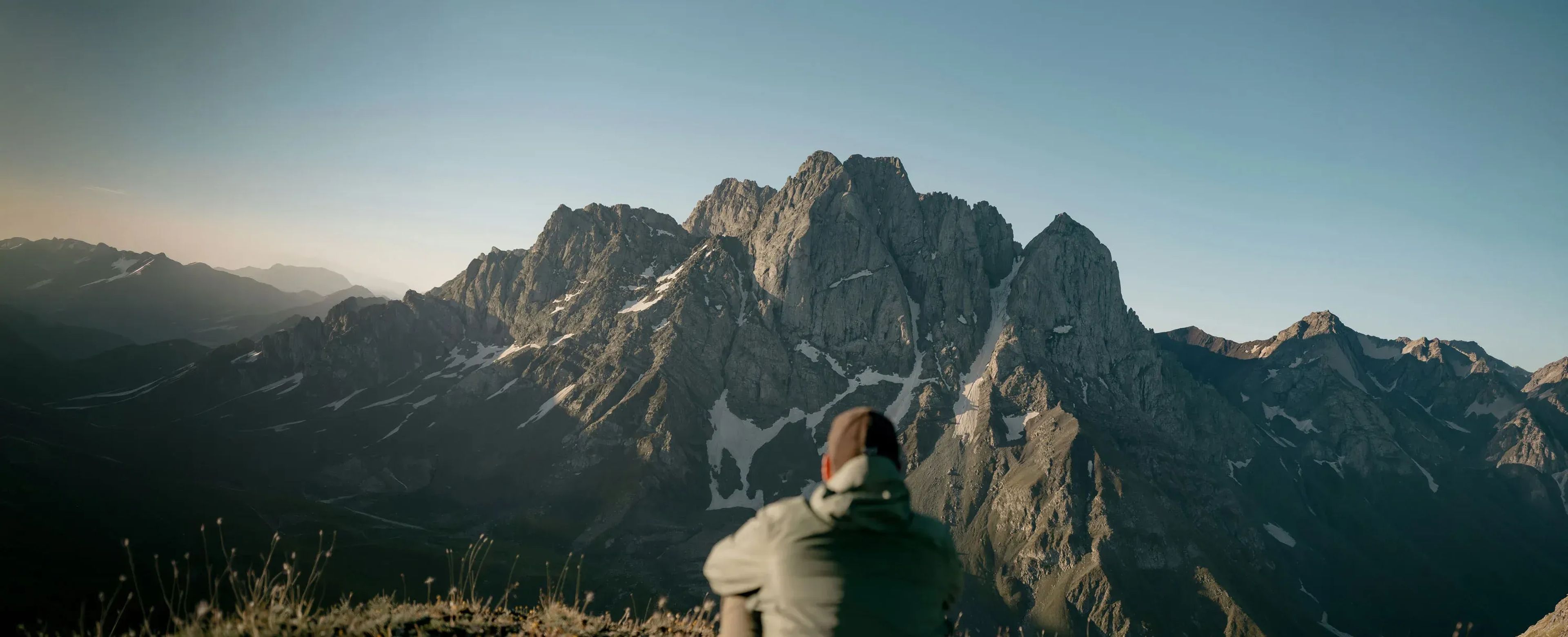 Vista desde arriba de un desierto con un camino que lo cruza