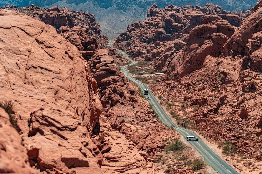 Una strada tortuosa attraversa le spettacolari formazioni rocciose rosse di un canyon negli Stati Uniti.