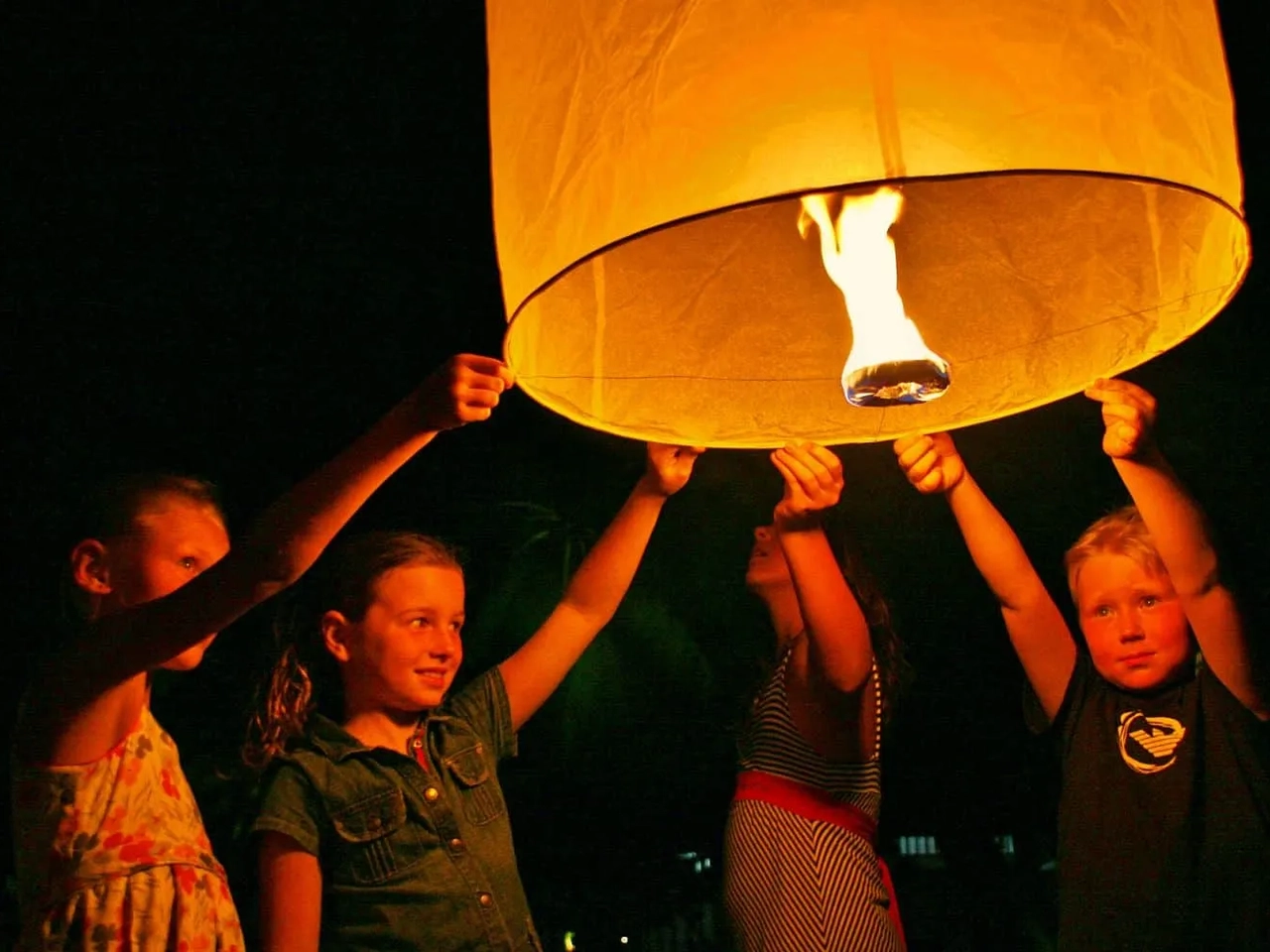 crianças com lanterna na tailandia