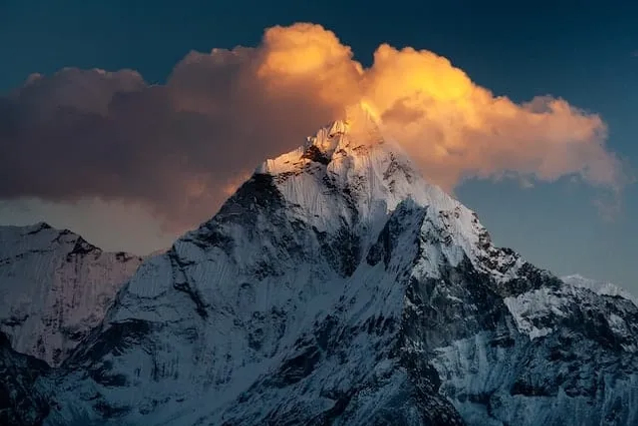 montanha com neve e nuvens a volta de uma montanha no nepal