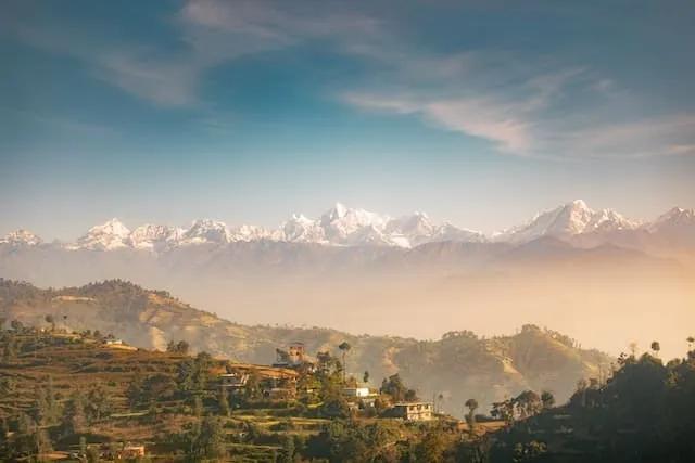 paisagem com montanhas e nuvens no nepal